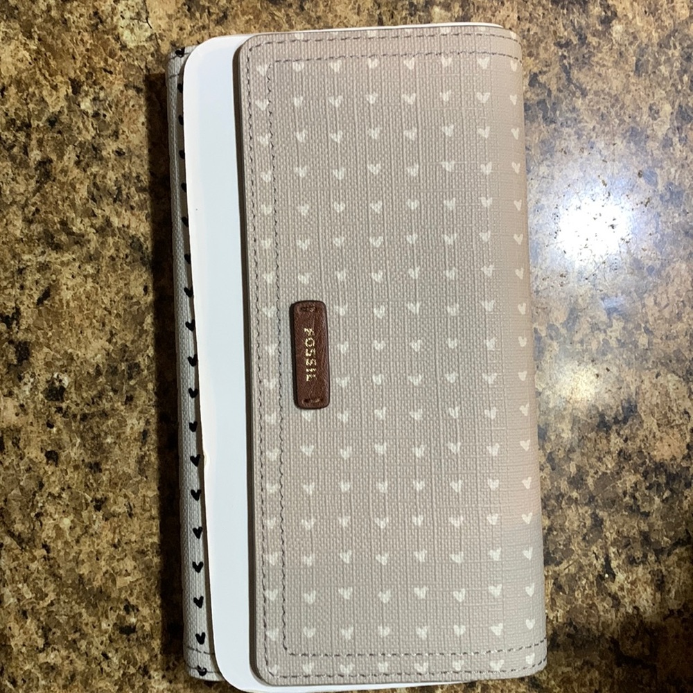 New Fossil Women’s Logan leather clutch wallet.